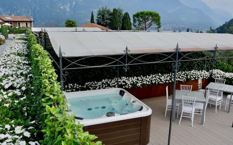 outdoor jacuzzi area with table and chairs